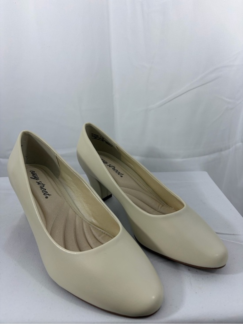 NWT Easy Street Women’s Size 7W Heel Cream Pump Heels